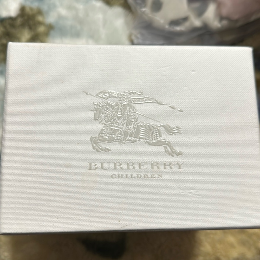 Burberry crib shoe. Well loved but in great condition. Size 19